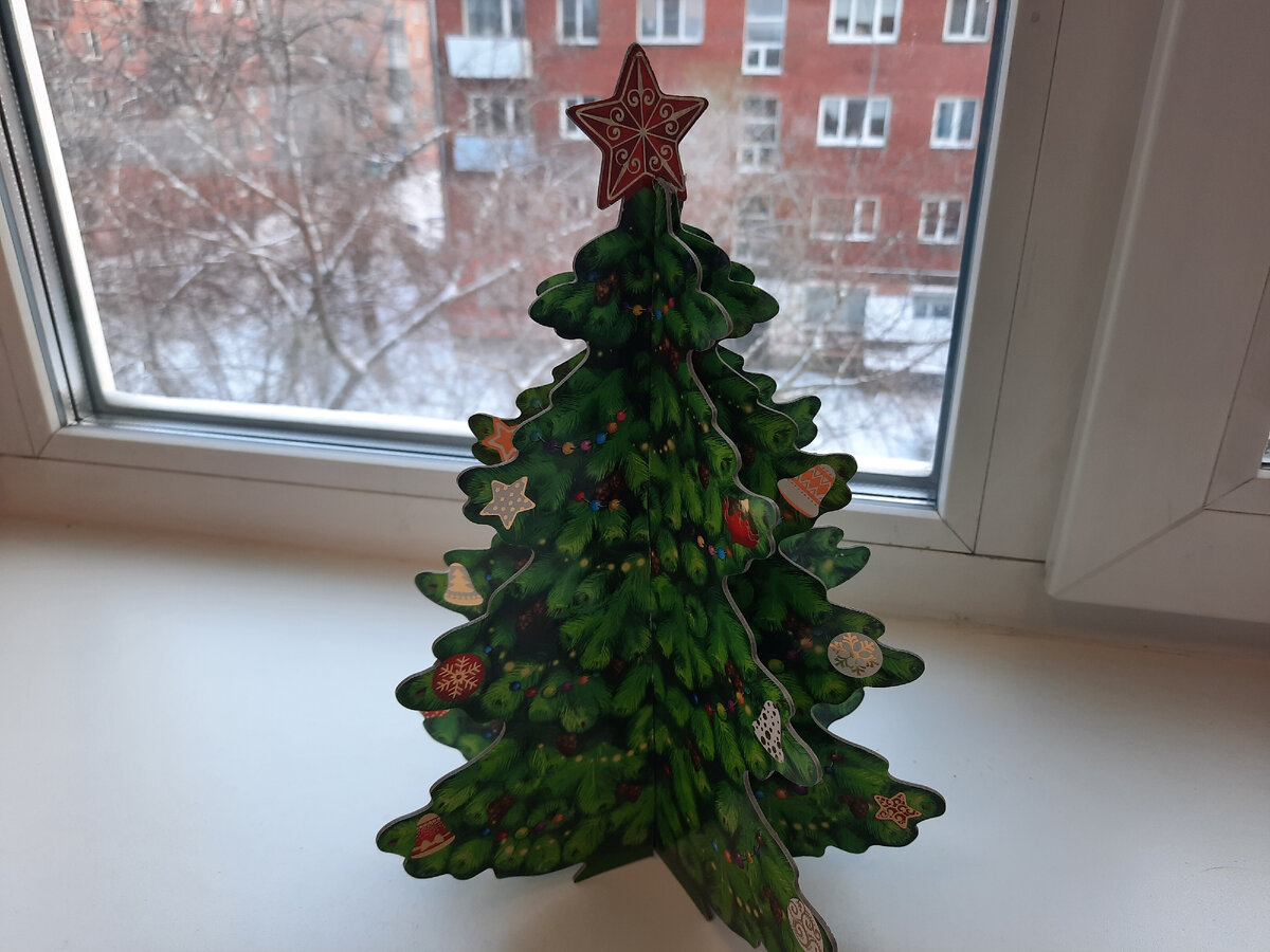 Мое последнее приобретение (декабрь 2021). Подкупил факт того, что елочка при помощи нескольких манипуляций складывается и умещается в плоском виде в пакет