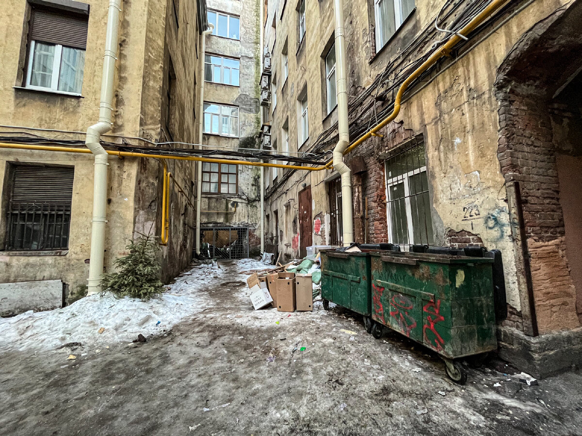 санкт-петербург грязь. грязные фасады в санкт-петербурге. петербурге. петербург после алых парусов. питерская мусорка.