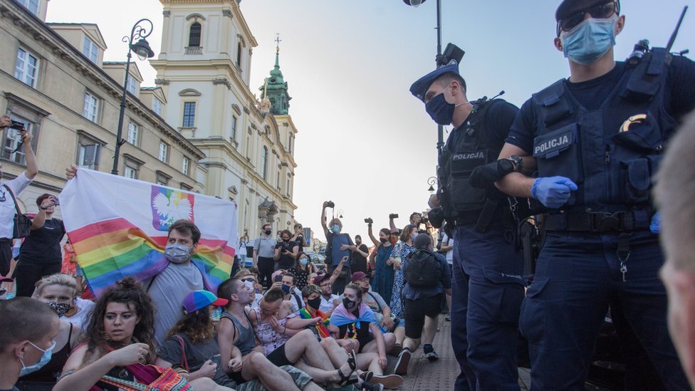 На флаге и справа и слева место свободно...