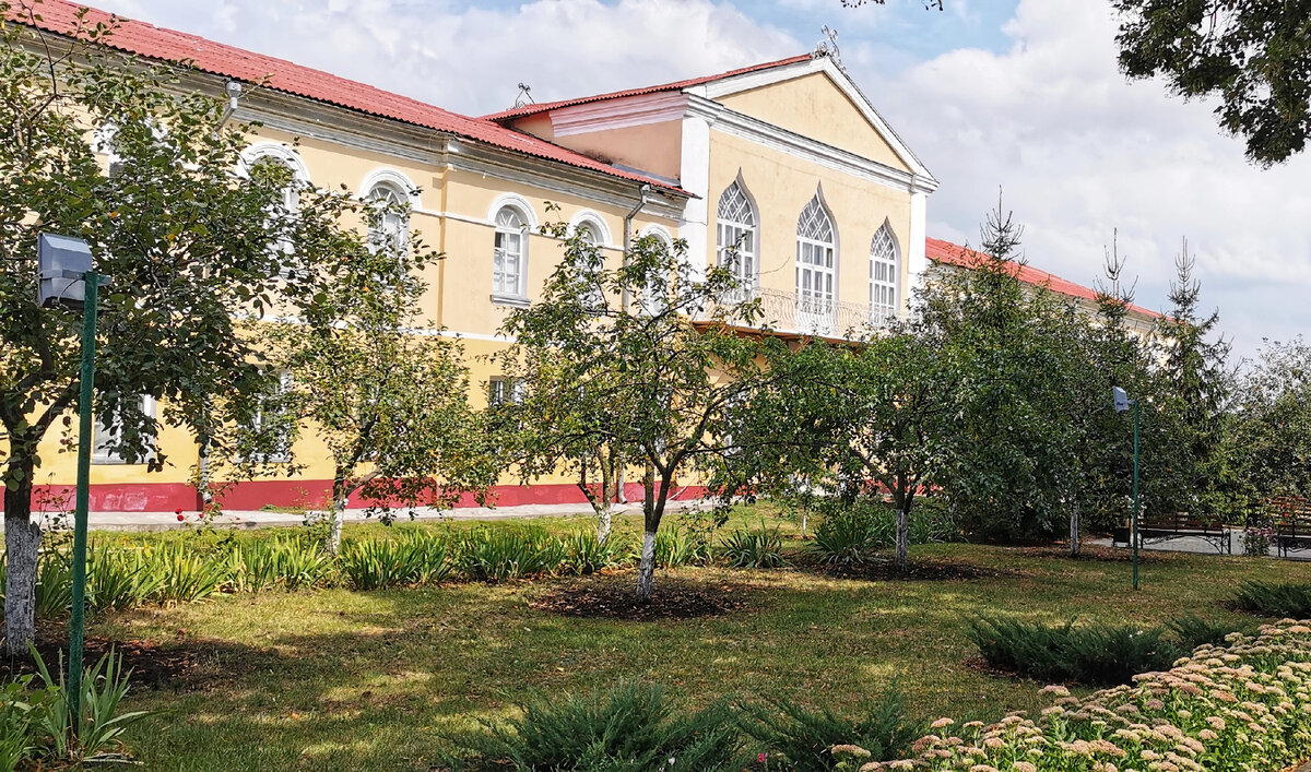 Дворец Юсуповых. Спец школа в советское время. Сейчас музей.