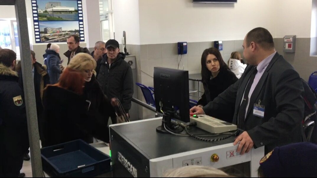 Проход через КПП сотрудники службы безопасности контролируют не хуже чем в аэропорту