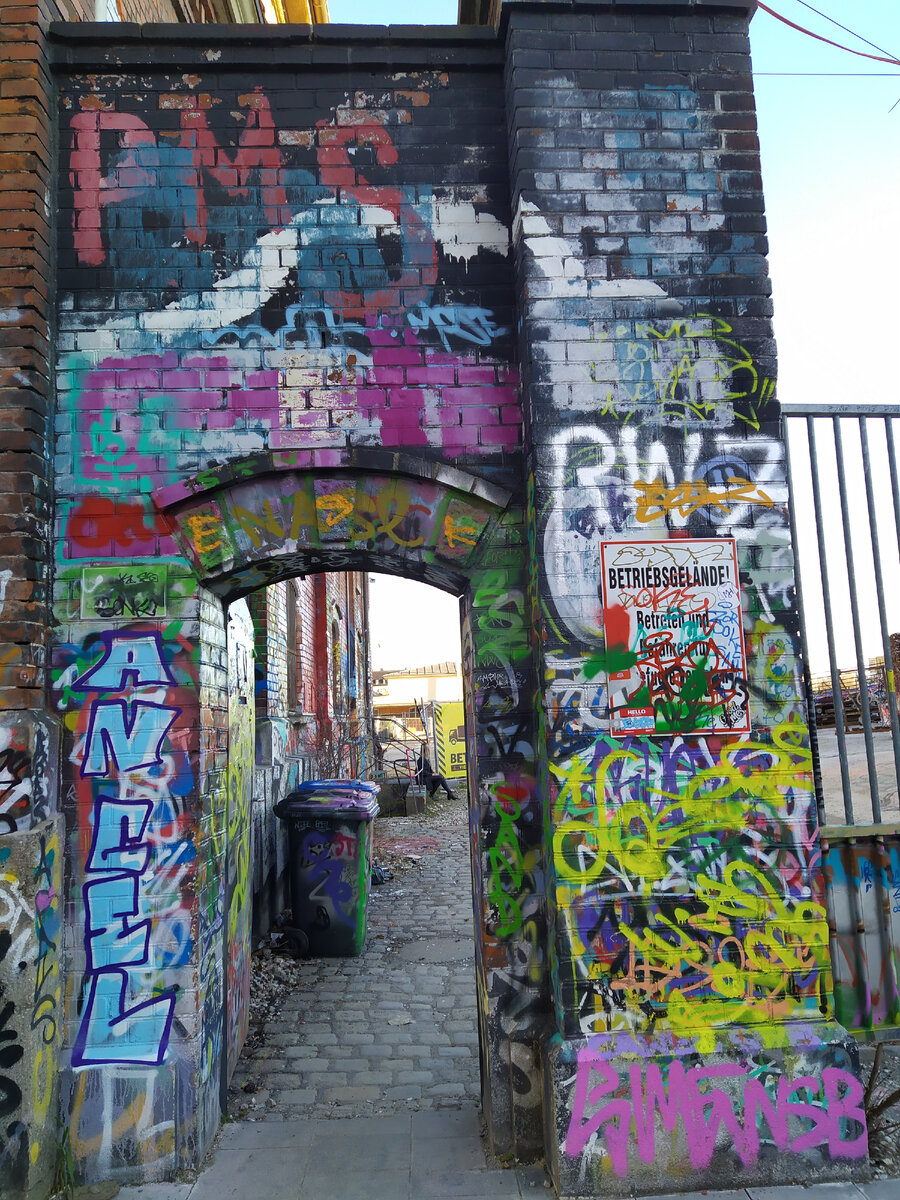 Центральный вход 😃