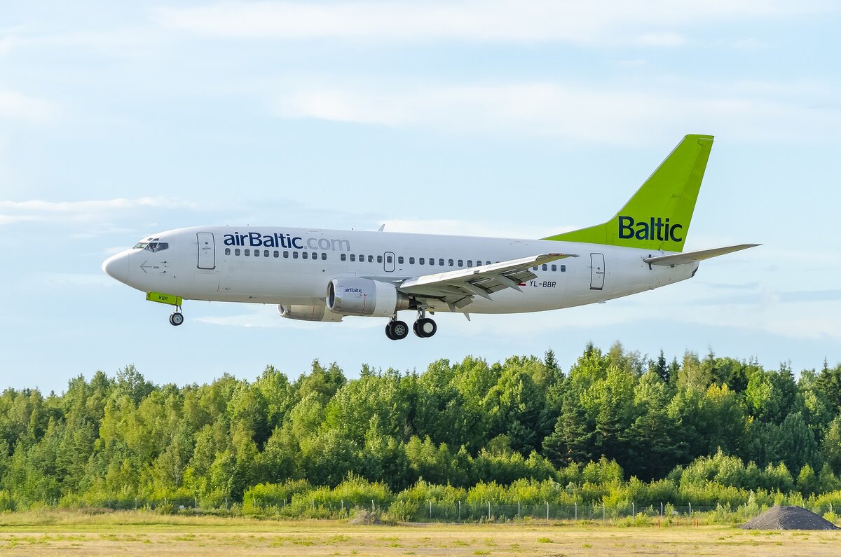 Старый самолет Air Baltic