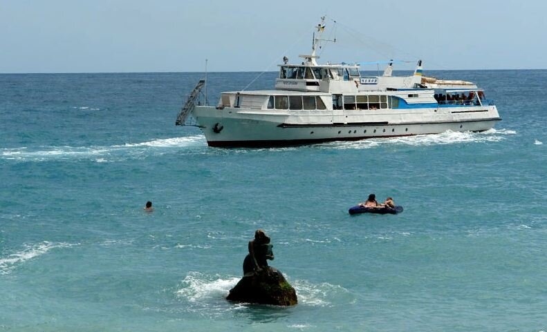 Русалка с младенцем в Мисхоре