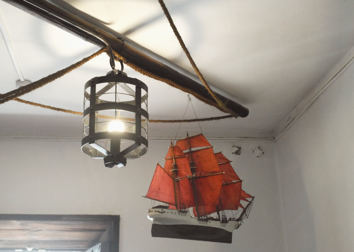 Алые паруса под потолком одного из залов музея. Фото автора.