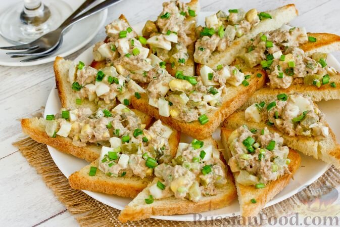 тунец консервированный, огурцы маринованные, яйца, майонез, хлеб для тостов, лук зелёный, соль, перец чёрный молотый