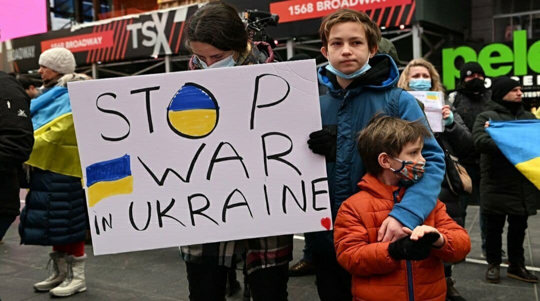 Люди собираются на митинг Stand with Ukraine на Таймс-сквер 24 февраля 2022 года в Нью-Йорке.