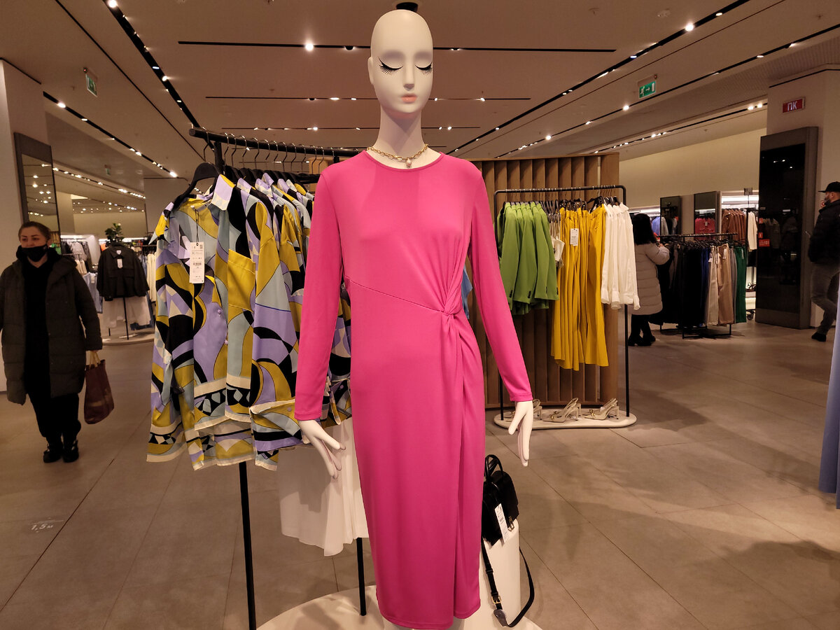 Фото с витрины Zara,  испанский бренд, отшивается в разных странах