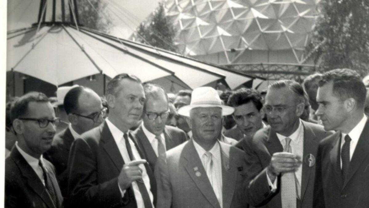 Никите Сергеевичу очень понравился масштаб торговли газированной водой и доступность напитка из автоматов. Вернувшись домой, он распорядился оснастить автоматами газводы улицы наших городов. 