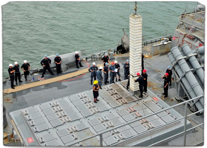 Источник: seaforces.org. В кадре американская пусковая Мк.41. Хорошо видно, что она также состоит из 8-ячеечных модулей, которые и собираются в огромную ПУ. Точно также наша 3С14.