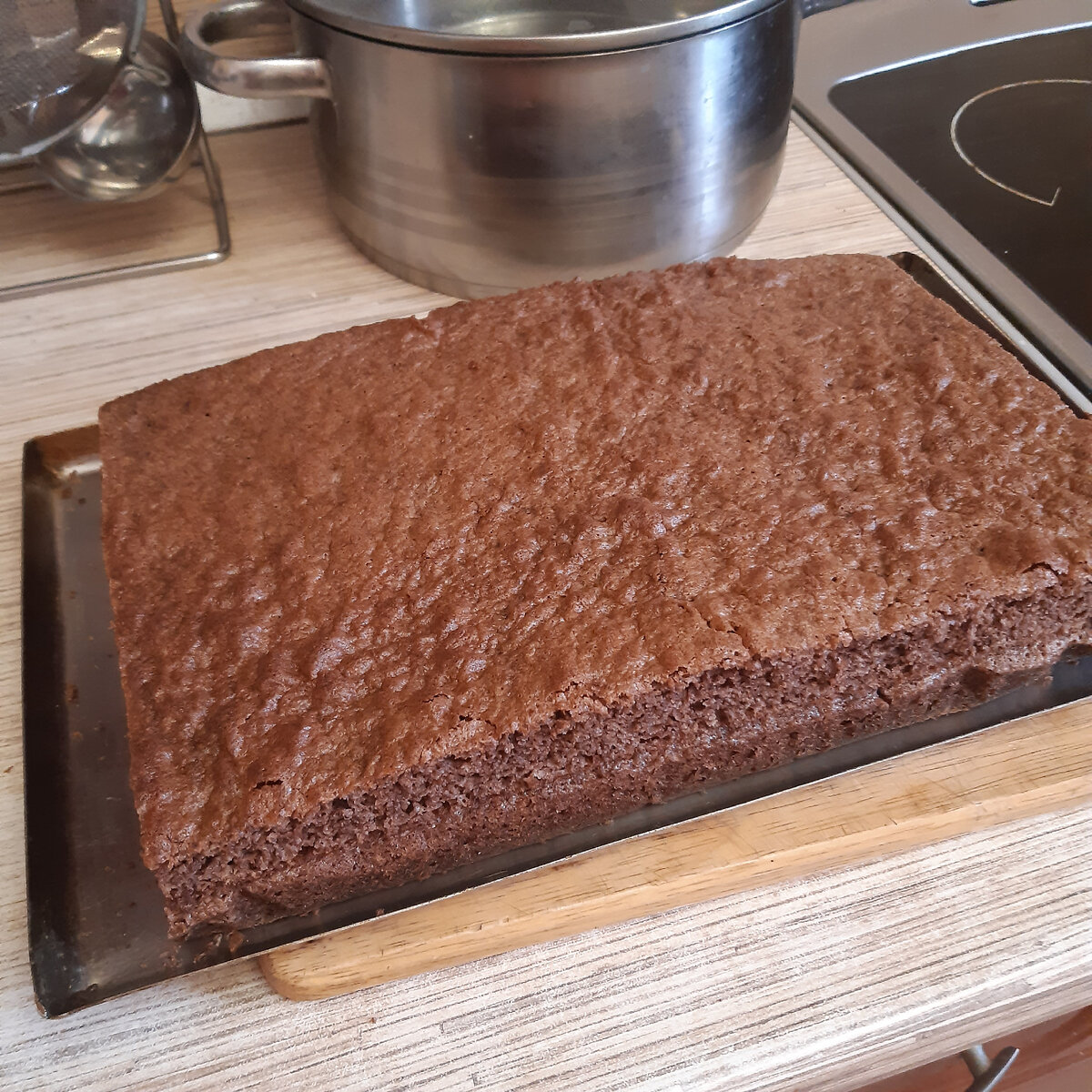 Тут корж уже разрезан на 2 части. Фото автора.