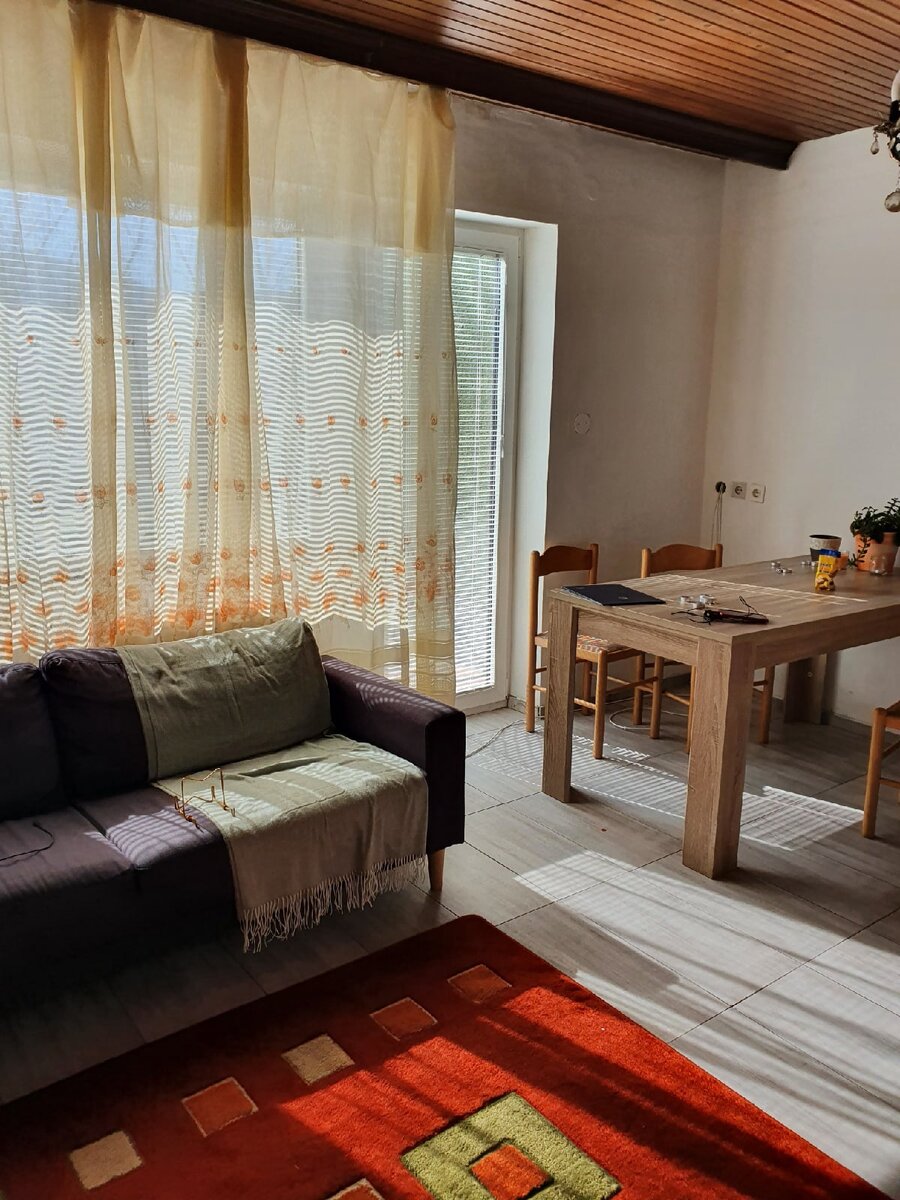 Люблю этот кусочек гостиной. Благодаря окнам, днем тут много света. И йогу я делаю прямо на этом ковре (надо купить себе коврикдля йоги)