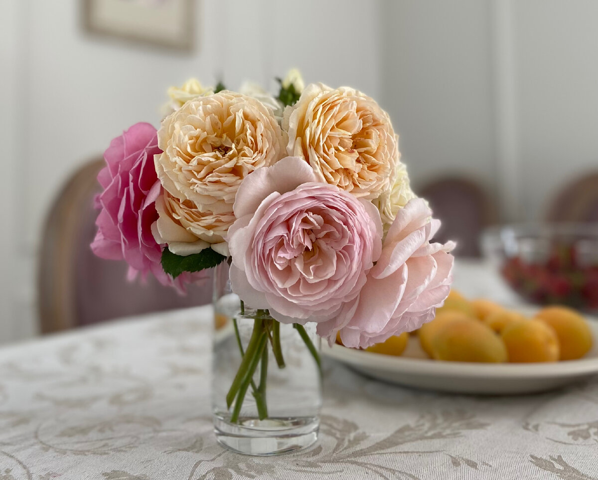 В букете A Shropshire Lad, Crown Princess Margareta, Crown Princess Alexandra of Kent (Austin)