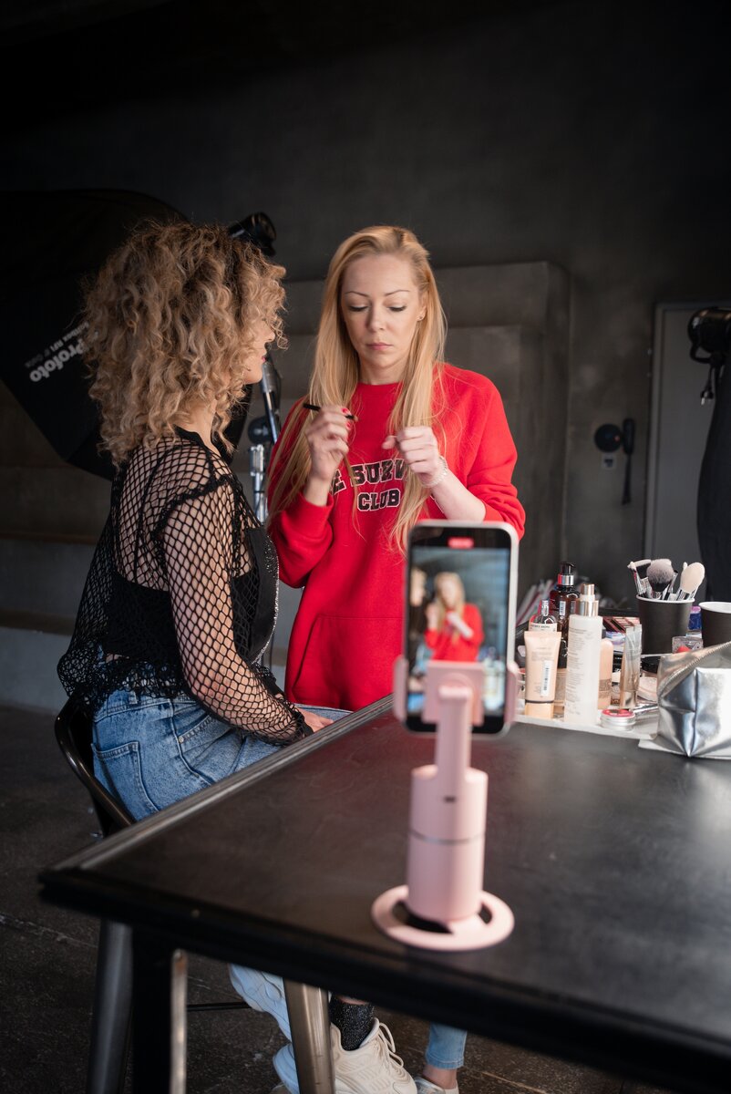 Mendes - помощник в бьютисъемке