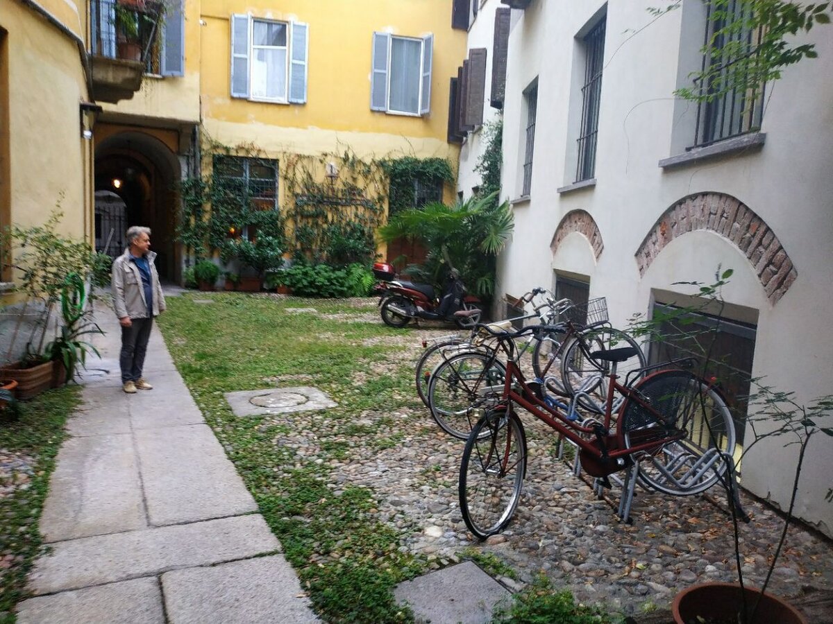 Внутри вот такой дворик...