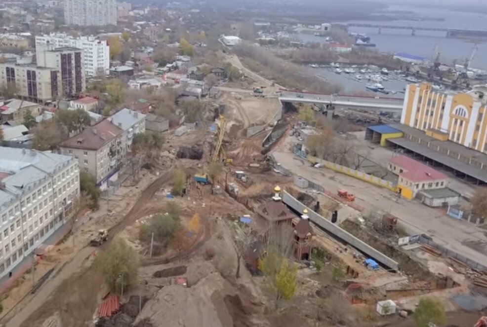 Площадка вокруг храма на Хлебной площади превратилась в одну большую стройку

Автор: Евгений Щекин.