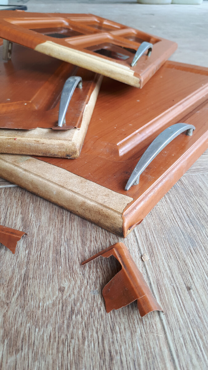 Фасады из МДФ, обклееные пленкой. Срок службы около 20 лет.