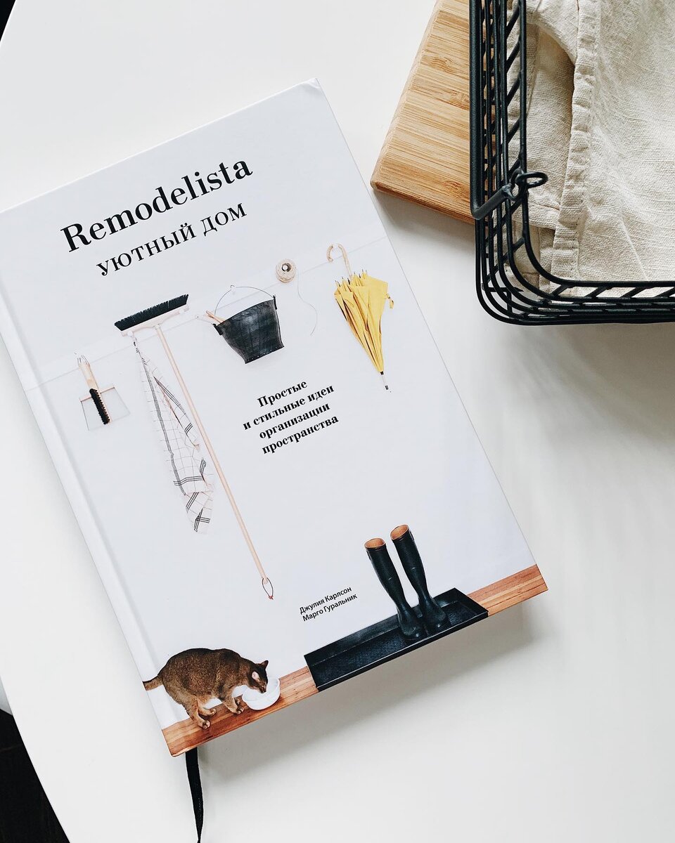 Это моя  самая часто перечитываемая, а точнее пересматриваемая, книга :) мало букв и много картинок, для такого визуального задрота, как я, она идеальна!