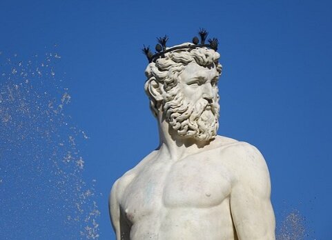 Птичка летит какая-то... Большая или маленькая?