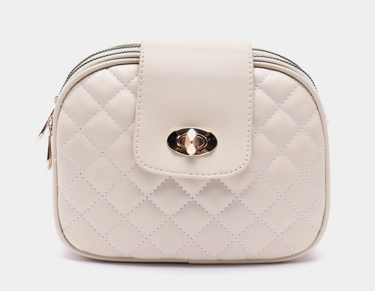 Сумки в красивом дизайне и цвете , удобные, размер идеально подходит для прогулки, сходить в парк и поесть мороженое. Цена 1900 руб