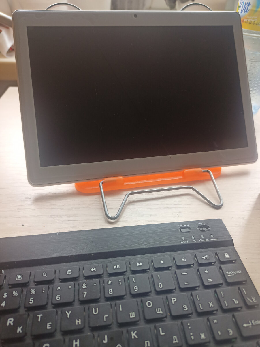 На планшете теперь трещина и он не работает