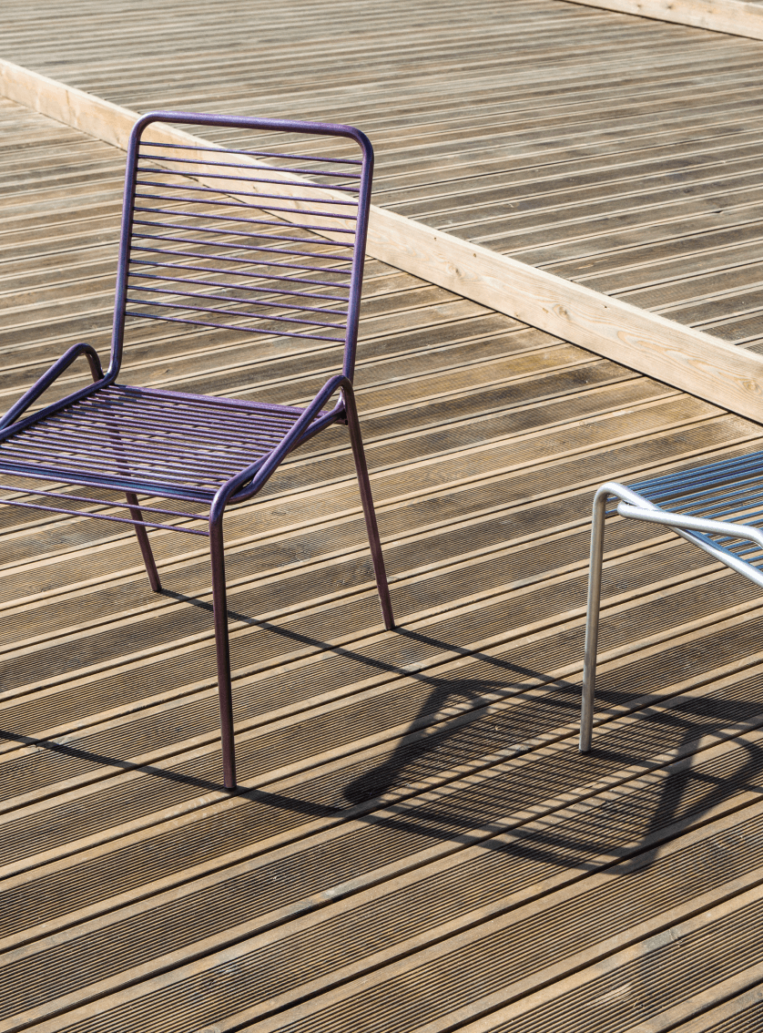 Коллекция LeTube - это коллекция металлических стульев, разработанная Александром Жуковским для отдыха на природе с изысканностью домашнего кресла.