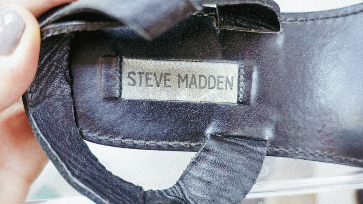 Steven Madden, Ltd., также известная как Steve Madden, является публичной компанией, базирующейся в Лонг-Айленд-Сити, штат Нью-Йорк. Основанная одноименным дизайнером и бизнесменом Стивом Мэдденом, компания разрабатывает и продает обувь и модные аксессуары для женщин, мужчин и детей