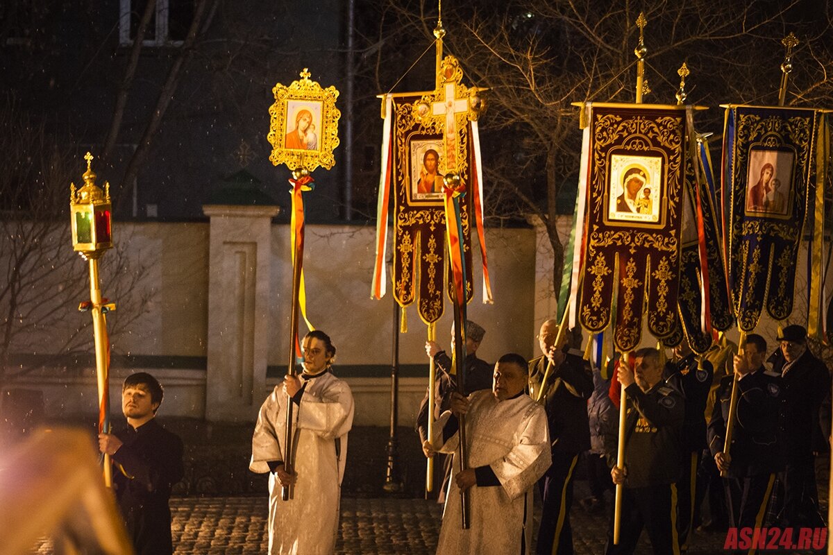 Крестный ход на пасху картина. Крестный ход на Пасху. Праздник Пасхи крестный ход. Празднование Пасхи крестный ход. Пасхальное воскресенье крестный ход.