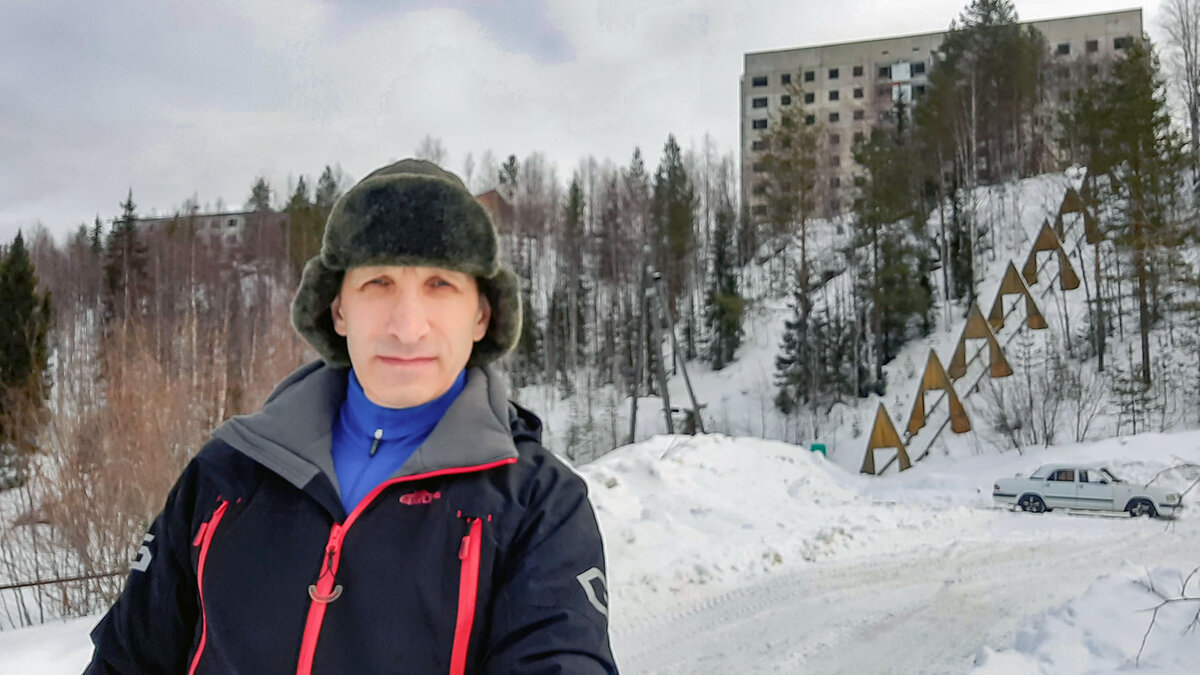 На фоне арочного подъёма к "хилтону"(нежилая девятиэтажка). Поселение "Новая Берёзовка" 