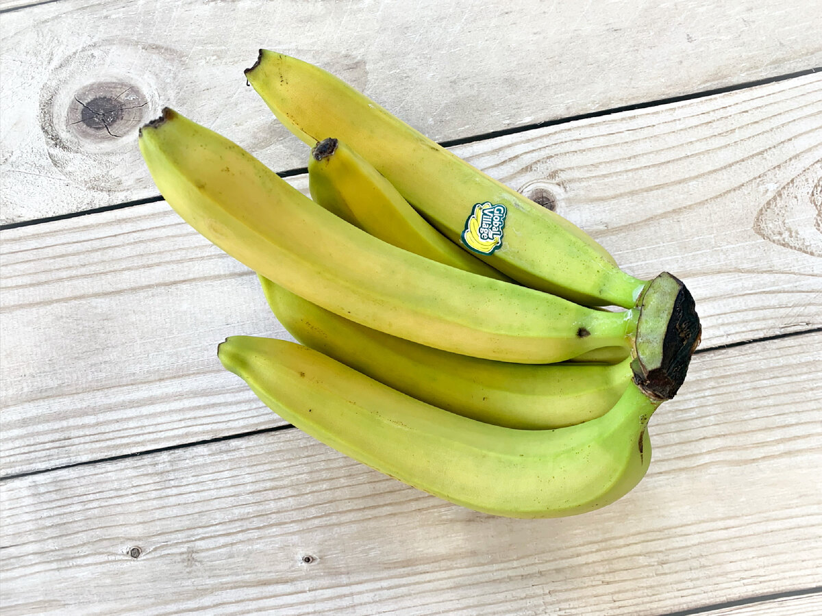 Бананы зелёные в магазине Пятёрочка.