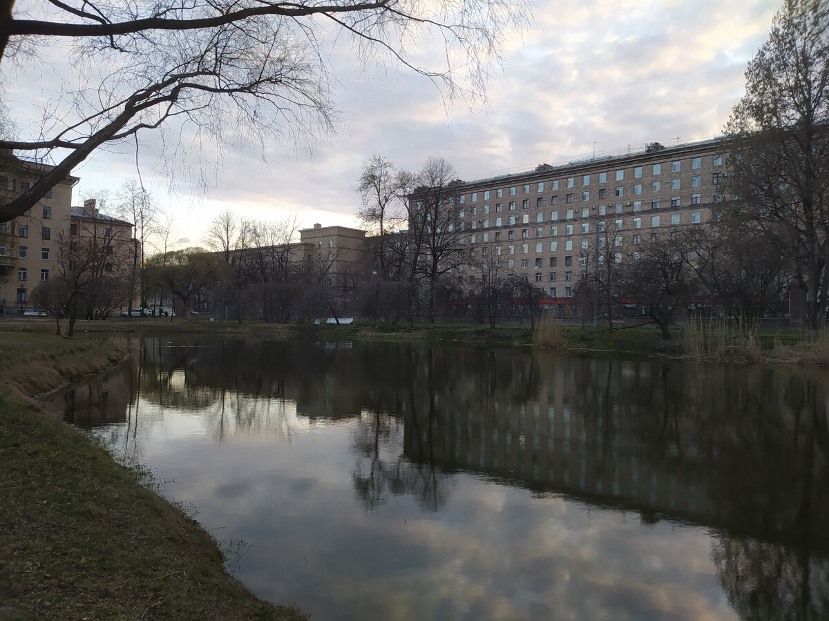 Кадр из личного архива . Сад им 9 Января. 1 мая 2022