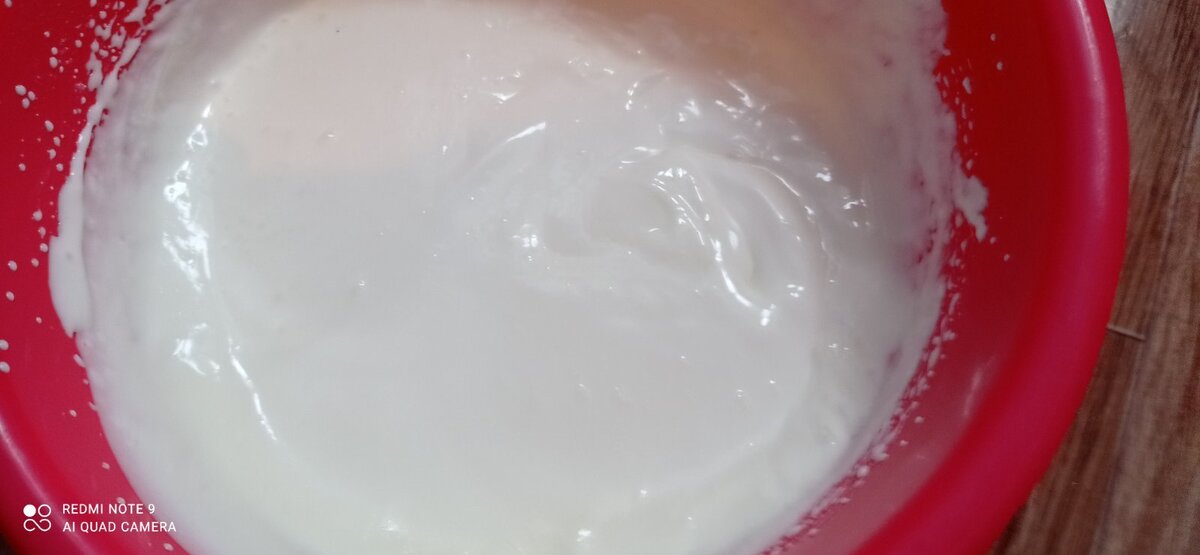 Сметану взбить с сахарной пудрой.