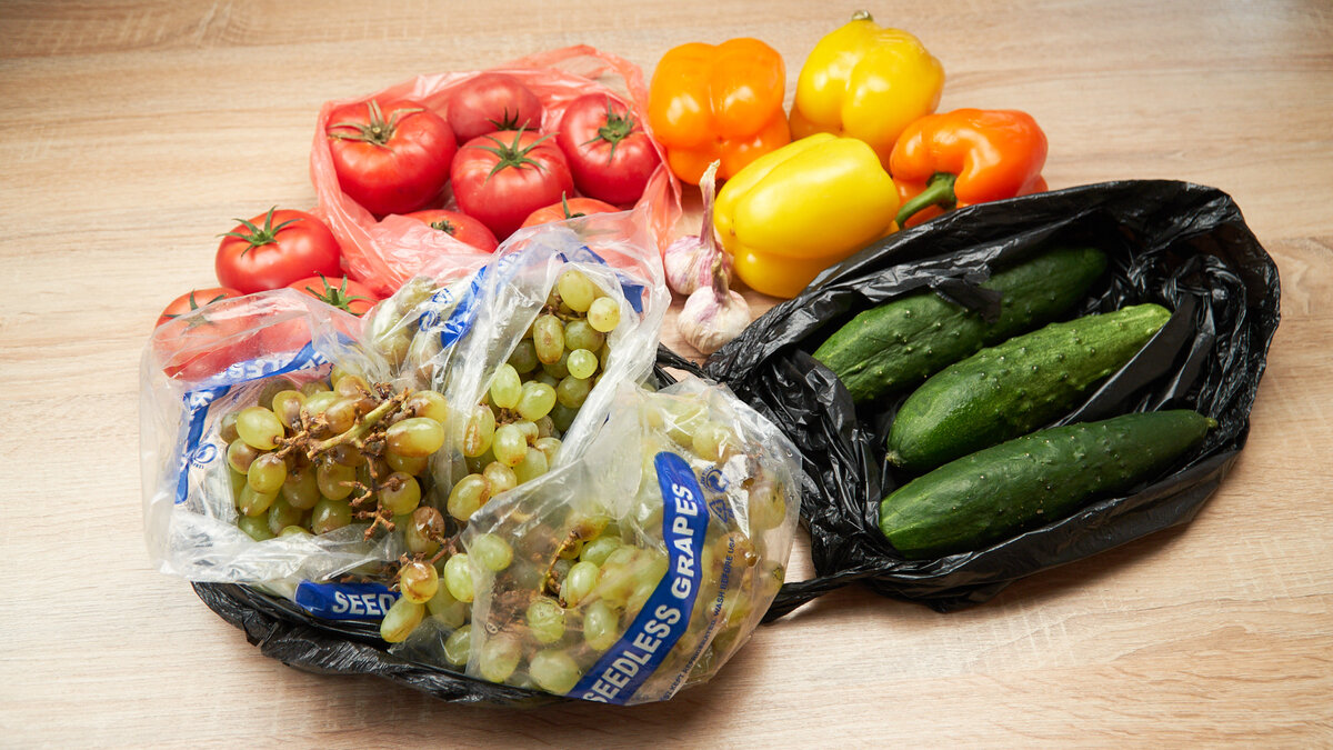 Мой "улов". Всё вместе вышло на 400 рублей (говорит, дай положу тебе огурцов, чтобы было ровно 400!:) Ниже посмотрим на улов поближе  