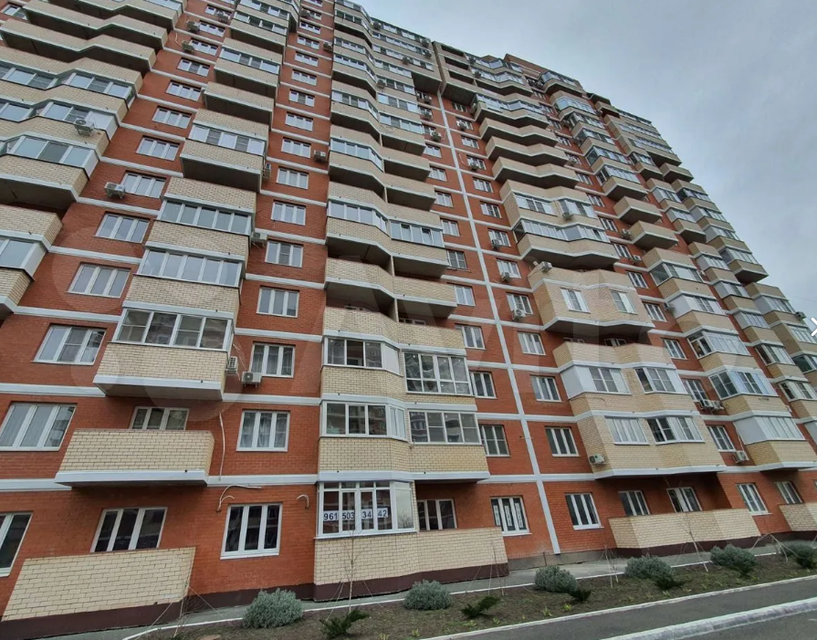 Балконы в этом жилом комплексе расположены очень низко