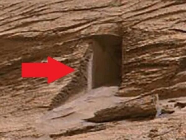 Один из последних кадров, сделанных ровером Curiosity, позволил выявить довольно интересную особенность в марсианских скалах: что-то похожее на идеально вырезанный дверной проем, уютно устроившийся в ландшафте Красной планеты.