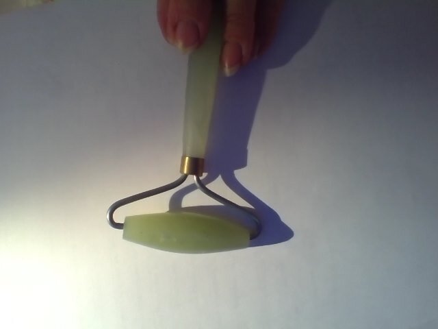 Валик из зеленого нефрита, обычно применяется при уходе за кожей лица или других косметологических процедурах.