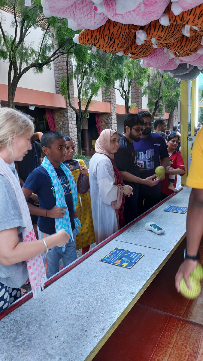 Мы ходили с Према Саи в аква-парк с аттракционами. С голубым полотенцем в клетку - это он.