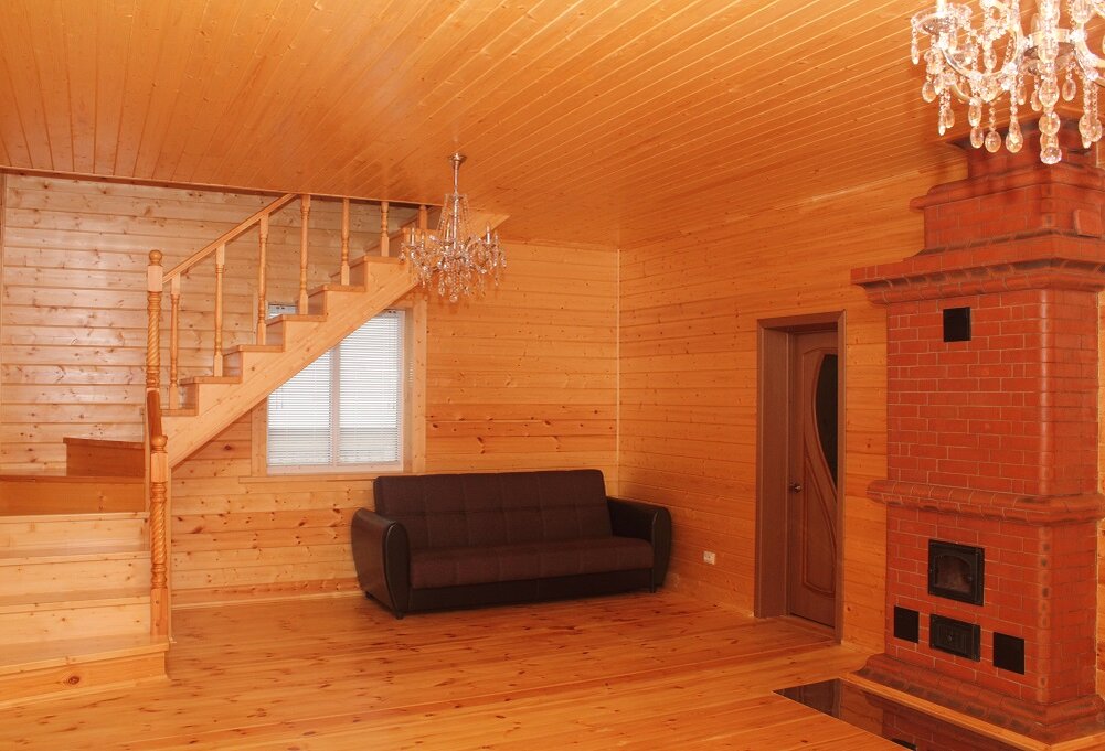 Чрезмерно желтый, который среди прочего визуально уменьшает объемы пространства