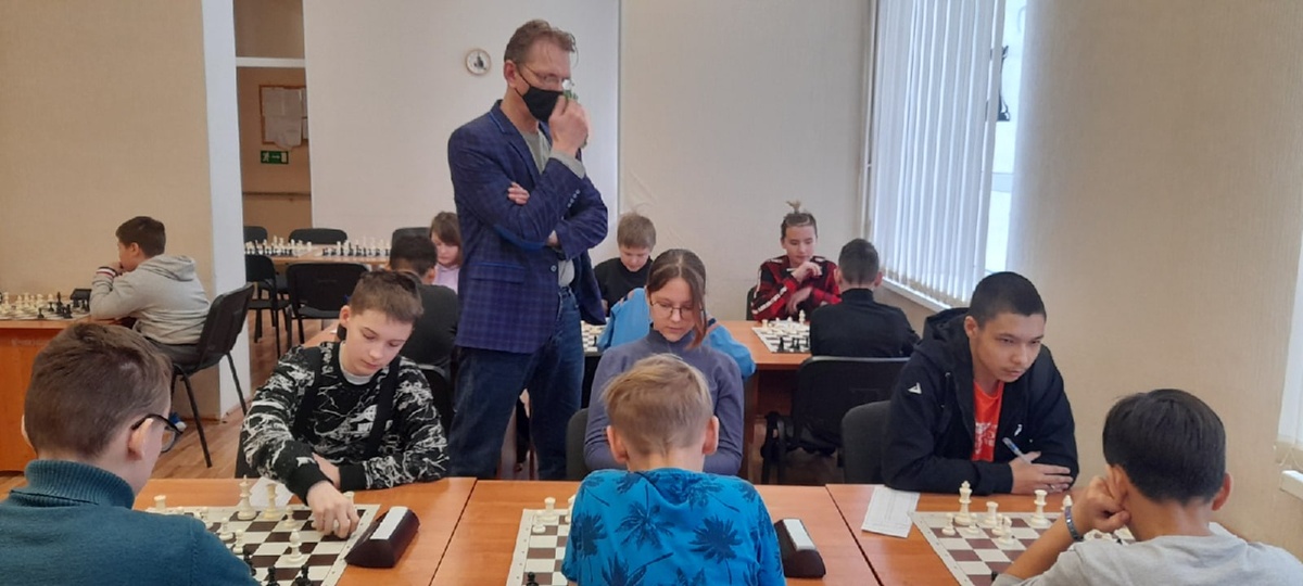 Муж судья на турнире по шахматам