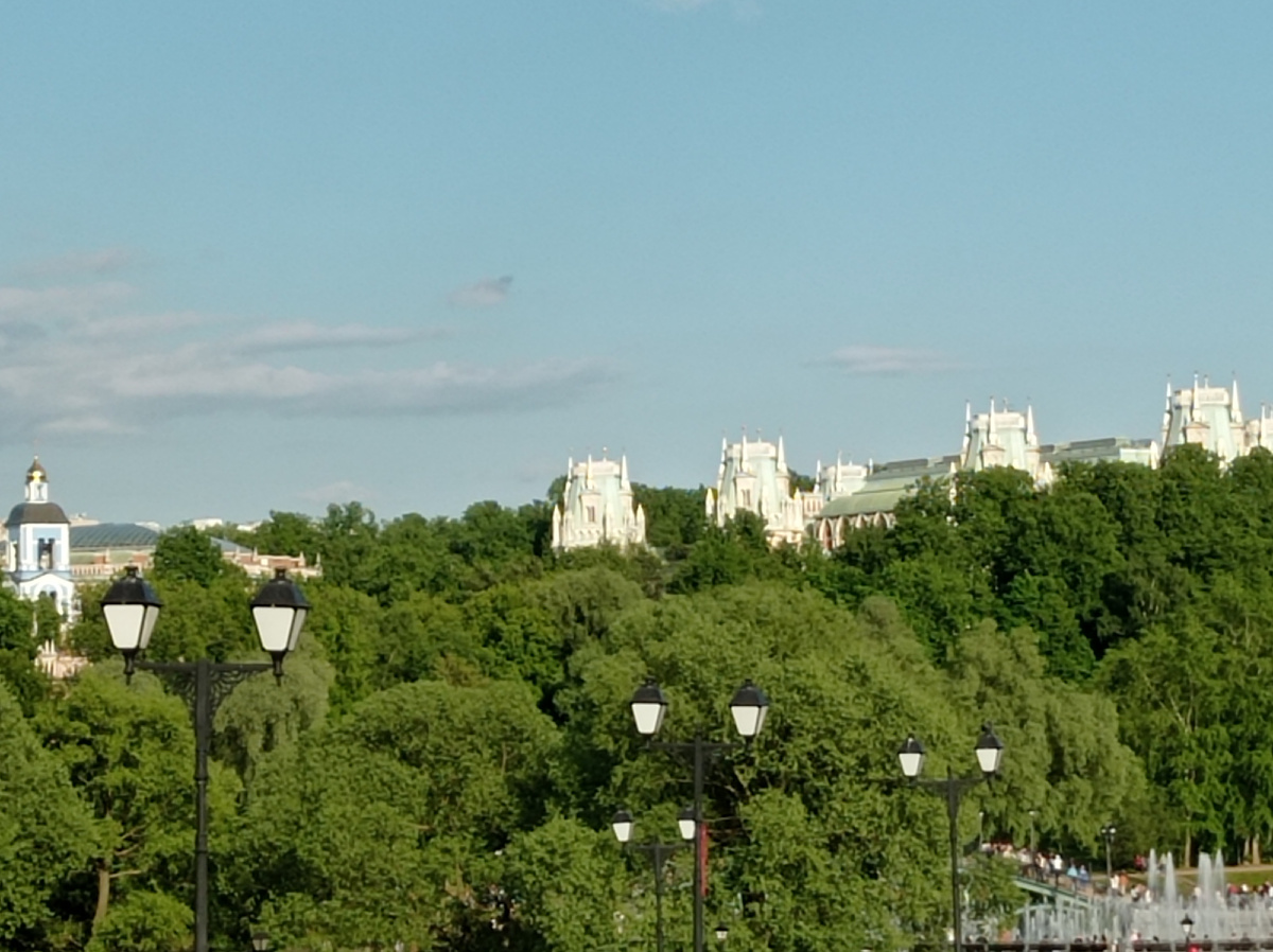 Вид на дворец при входе в парк