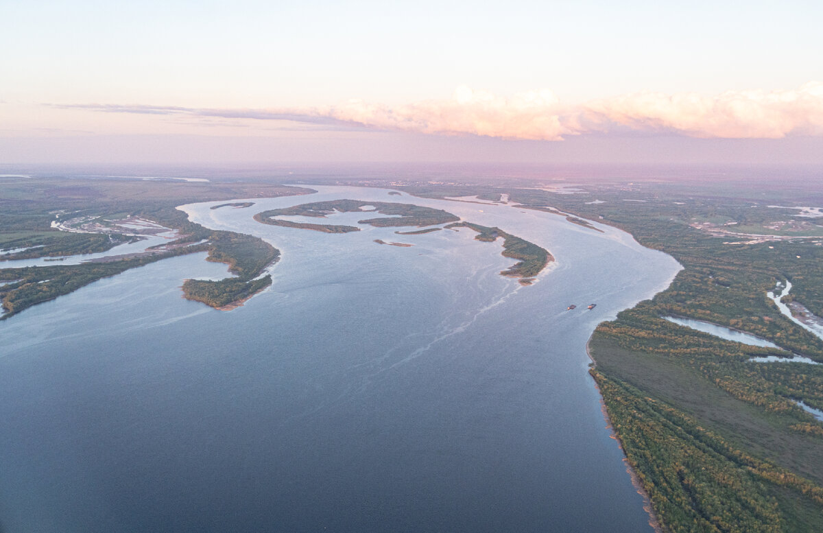 Вид на Волгу из самолёта перед посадкой в аэропорту Гагарин севернее Саратова