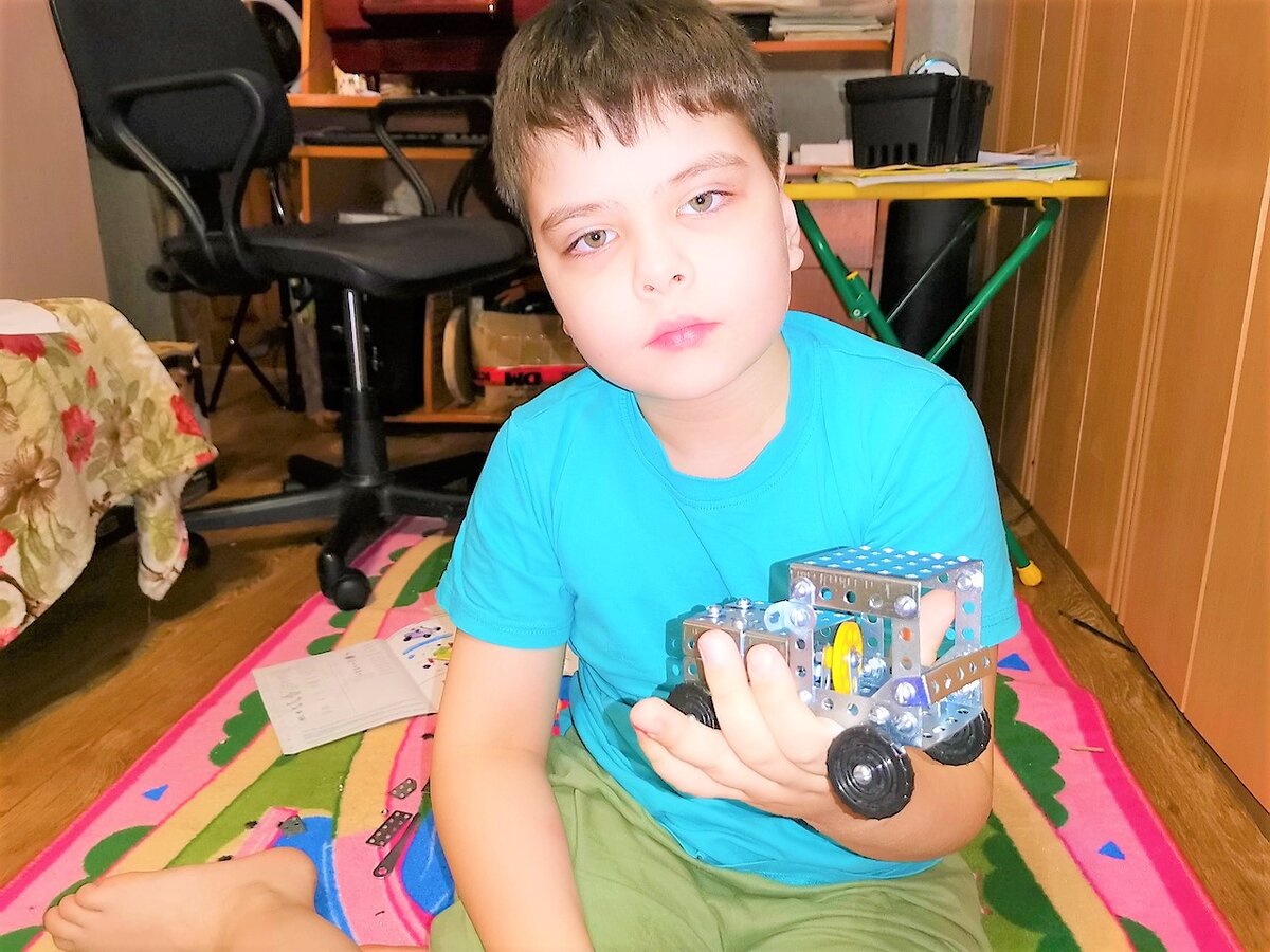 Сын Роберт. Вместе собирали из конструктора трактор.