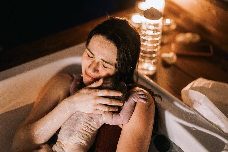 МИНУТЫ ТИШИНЫ

Самое удивительное из того, что происходит в первые минуты после родов - это то, как сердце матери раскрывается навстречу ребёнку.

Эти волны любви почти осязаемы, в эти особенные минуты ими наполнено все вокруг - прикосновения к влажной макушке и нежной коже младенца, то, как женщина вдыхает его запах, как текут её слёзы, и задерживается дыхание, как соединяются слова «не верю, у меня получилось?!», с 
ощущениями от лежащего на груди малыша, с его весом, плачем, робким тыканьем в грудь.

Окситоциновый поток соединяет маму и дитя, помогает им распознать и впитать  друг друга, запечатлеть на долгую жизнь. Все, что мы можем сделать сейчас для этих двух людей - это замедлиться и стать почти невидимыми, окружая их заботой и теплом. 
Поддерживать драгоценный контакт, не вмешиваясь, но уважая и признавая потребности мамы и новорожденного в первые минуты после родов.

В это время будет важно:

✨неяркий свет - он позволит коктейлю гормонов делать свою работу

✨контакт «кожа к коже» - тело мамы идеально приспособлено для согревания младенца

✨удобное положение ребёнка - малыш может лежать на маме, а можно ей помочь принять комфортную позу на боку, так чтобы малышу удобно было взять грудь

✨тёплое одеяло, им вы накроете их обоих

✨по возможности отложенные взвешивание и измерения ребёнка до рождения последа, а в идеале к ним приступить через час после родов (на это время стоит перенести и осмотр новорожденного неонатологом, если нет необходимости сделать это раньше)

✨можно дать маме немного воды, чаще женщине на этом этапе достаточно сделать несколько глотков, а можно заварить вкусный послеродовой чай с заботливо вставленной соломинкой в чашку (хотя его лучше оставить на время после рождения плаценты)

Природа мудра...🧡

Минуты после появления дитя и до рождения плаценты бесценны - они тихи и наполнены до краев. Наградой за бережность и терпение будет физиологическое мягкое отделение последа, хорошее сокращение матки, небольшая кровопотеря,  отличное заселение материнской флорой организма малыша,  высокая способность к эмпатии на всю жизнь у ребёнка.

Стоит ли сказать ещё о том, что проведённые в гармонии первые минуты с малышом, повышают удовлетворенность женщины от родов?

Думаю, что вы и сами это понимаете❣️

Мы так привыкли без конца куда-то бежать в нашем мире, стараться быть чёткими и успешными, хорошо организованными, демонстрируя слаженную работу и последовательность действий.

Но если удастся замедлиться и перестать торопиться после рождения дитя (да-да, если нет других обстоятельств!), то мы можем увидеть нечто чудесное - то, как возникает Любовь!❤️

(с) акушерка Светлана Акимова

А как прошли ваши первые минуты после родов?

Приглашаем вас на очный курс «Повторные роды», который стартует 7 апреля по адресу: ул. Удальцова, д. 85А

6 занятий
Четверг - 18:00-21:00, воскресенье - 15:00-18:00
Ведущие: акушерка Светлана Акимова, психолог Олеся Лыжина
🏷Стоимость: 8 200 руб. 
❗️При предоплате 2 500 руб. скидка 10% на весь курс 🙌
🧡Участие папы на всех занятиях бесплатно!

📝 Запишитесь и получите подробную информацию в Direct или по телефонам: 8-926-836-98-45, 8-495-532-98-36, 8-495-532-94-25

🧡 Ждём вас на наших программах!

#акушеркамосква #светаакимова #декретныебудни #курсыдлябеременных #консультантпогрудномувскармливанию #массажноворожденным #мягкиероды #подготовкакродам #акушерскоесопровождение