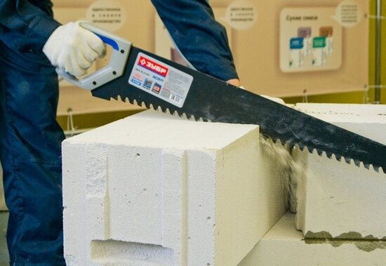 Резка газобетонного блока ножовкой