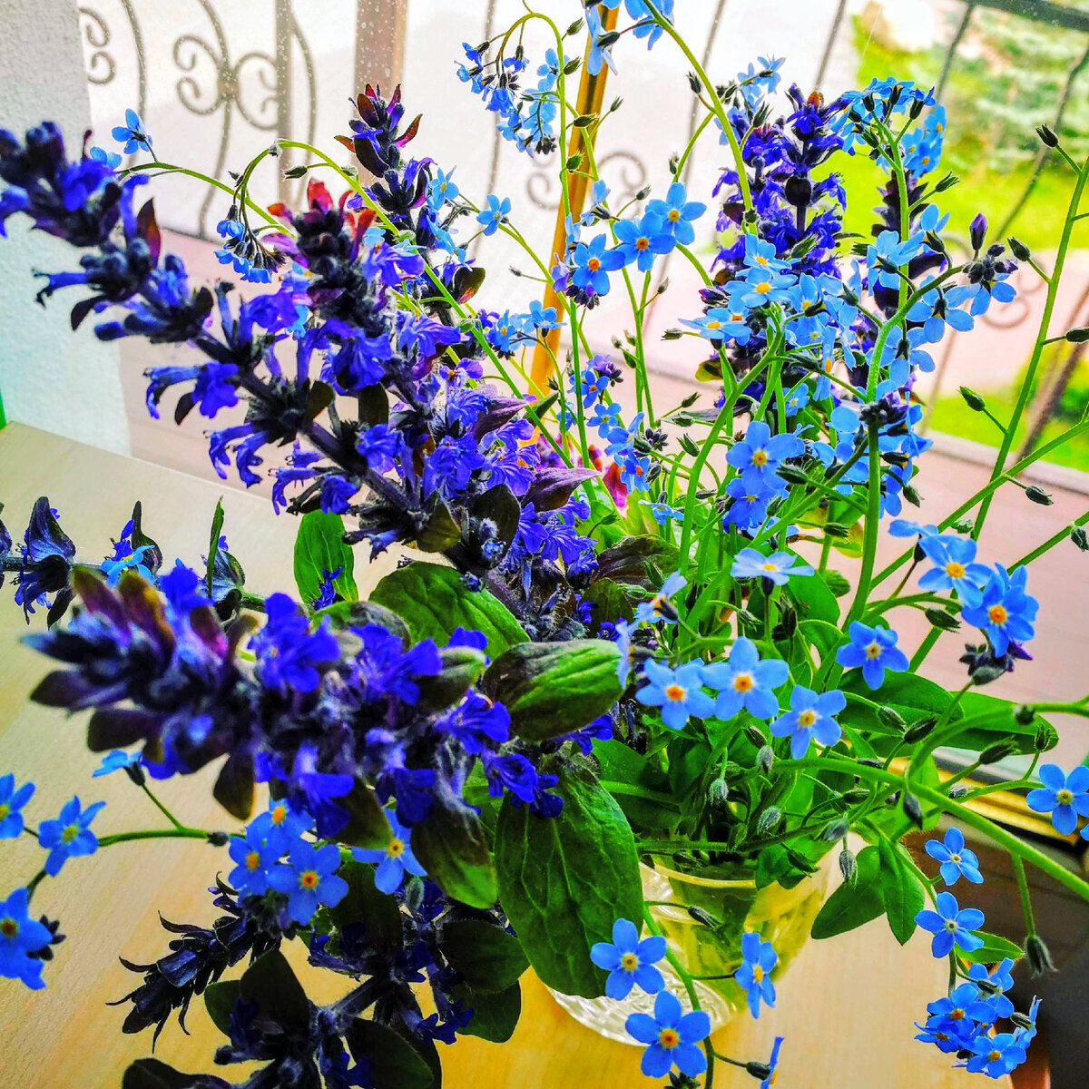 Этот букет я собрала на День Явления Шани. Не так и много синих цветов  в нашем распоряжении весной - но они все-таки есть!