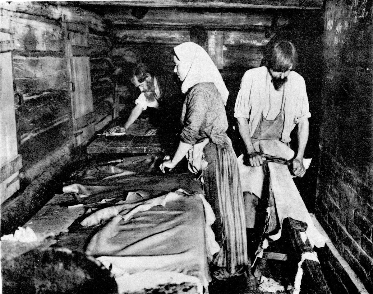 Отделка белого опойка в селе Катунки Балахнинского уезда. Фото 1896 года
