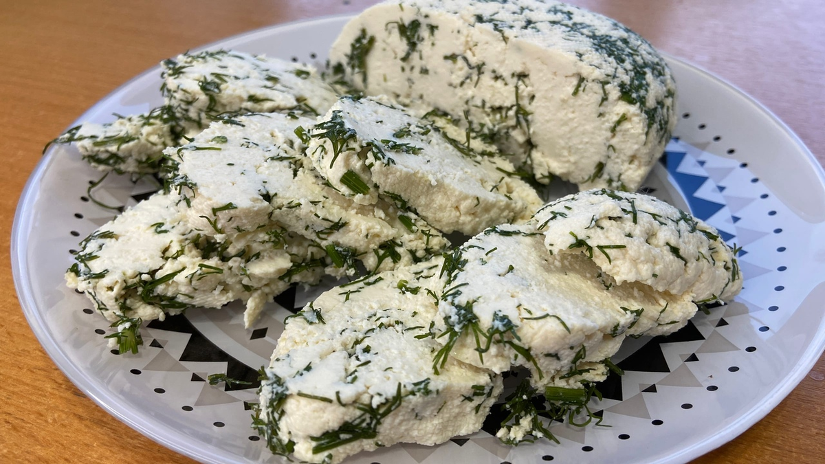 Вкусный домашний сыр – быстрый рецепт лакомства из доступных продуктов. Быстро, дешево и очень полезно