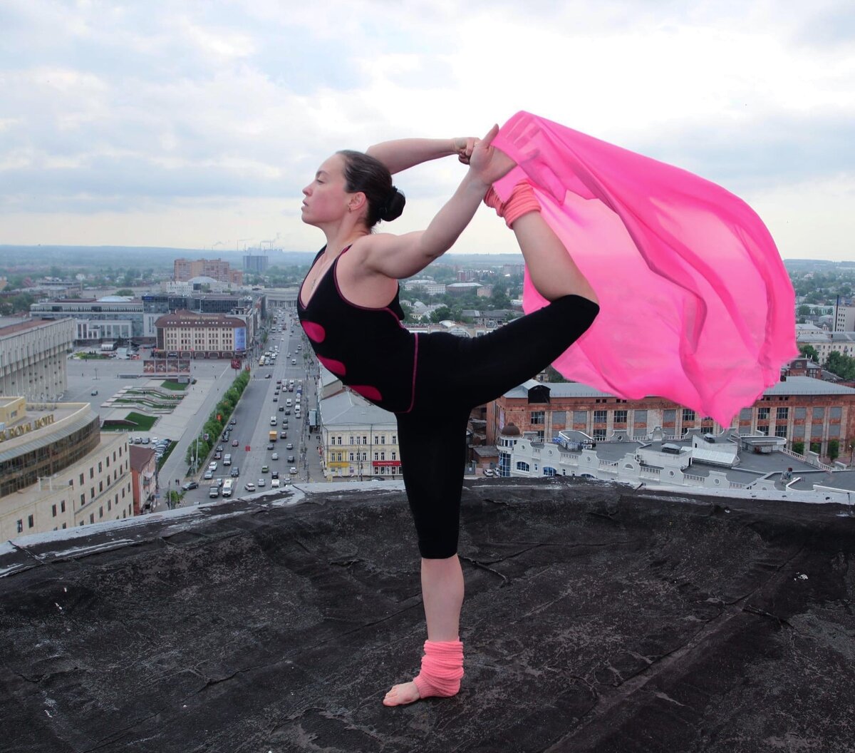 Такие фотографии лично меня всегда мотивируют. Как думаете, сколько лет девушке? 45 :) В кадре - моя родная Тула и Татьяна Попова, вдохновитель и основатель Первого центра ментального фитнеса в нашем городе. 