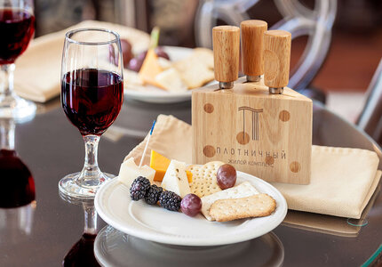 Примеры работ: Приветственный набор для вина и сыра от ЖК Плотничный