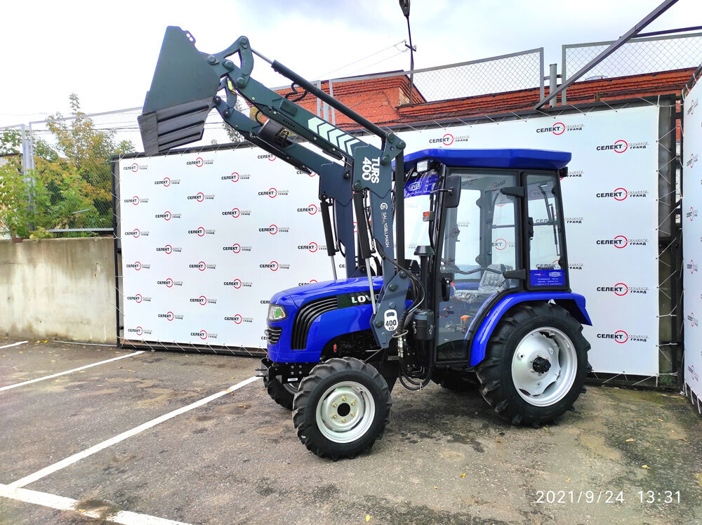 Коммунальный трактор LOVOL TE354 с фронтальным погрузчиком и щеткой.
